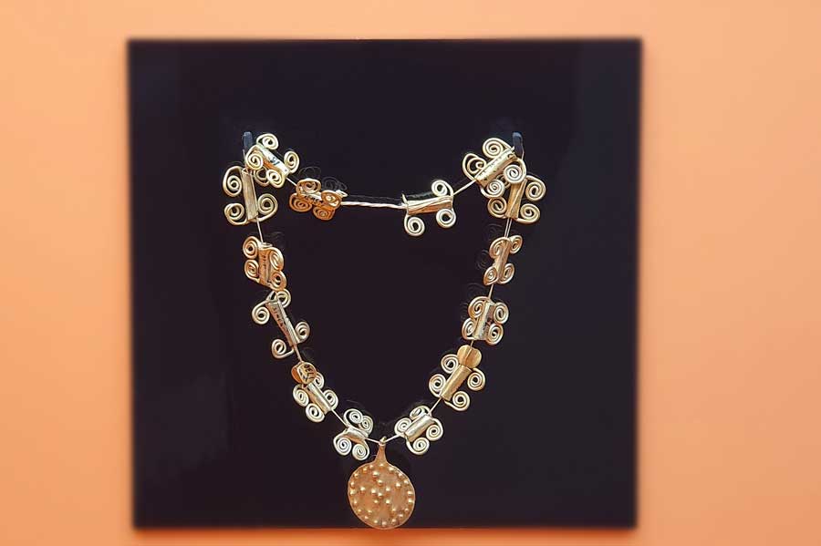 Alacahöyük'te bulunan altın kolye (Anadolu Medeniyetleri Müzesi) Erken Tunç Çağı - Gold necklace found in Alaca Höyük, Early Bronze Period, Museum of Anatolian Civilizations