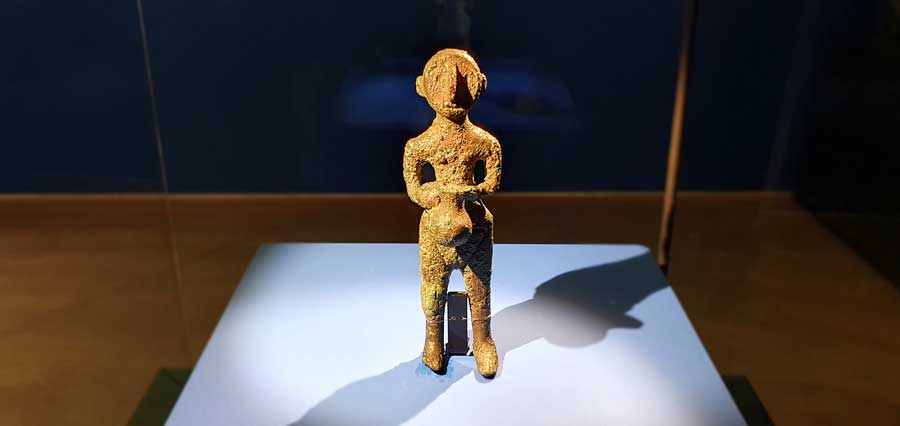 Alacahöyük'te bulunan bronz heykelcik (Anadolu Medeniyetleri Müzesi) Erken Tunç Çağı - Bronze statuette found in Alacahöyük, Early Bronze Period, Museum of Anatolian Civilizations