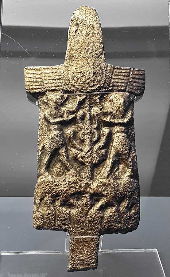 Alacahöyük'te bulunan kabartmalı levha, tunç (Anadolu Medeniyetleri Müzesi) Hitit İmparatorluk Dönemi - Plate with reliefs found in Alacahöyük, Hittite Empire Period, Museum of Anatolian Civilizations