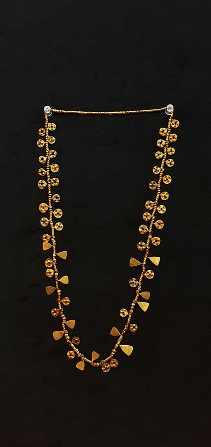 Alacahöyük'te bulunan altın kolye (Anadolu Medeniyetleri Müzesi) Erken Tunç Çağı - Gold necklace found in Alaca Höyük, Early Bronze Period, Museum of Anatolian Civilizations