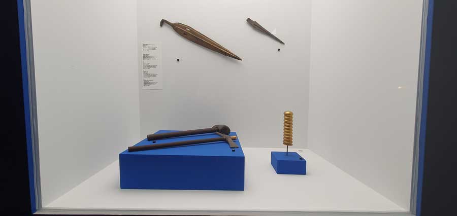 Alacahöyük'te bulunan tören baltası, çekiç, hançer, kabza, mızrak ucu (Anadolu Medeniyetleri Müzesi) Erken Tunç Çağı - Ceremonial axe, Hammer, Dagger, Hilt found in Alacahöyük, Early Bronze Period, Museum of Anatolian Civilizations