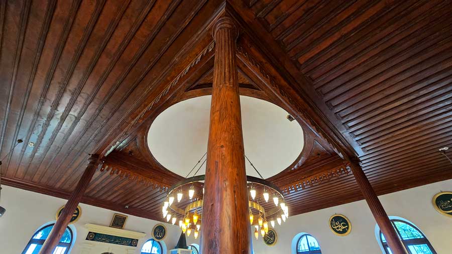Orhan Camii fotoğrafları ahşap sütunları ve merkezi kubbe - Orhan Mosque timber columns and central dome