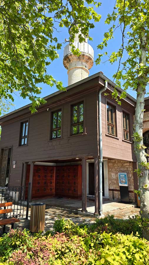 Orhan Camii girişi - Orhan Mosque entrance
