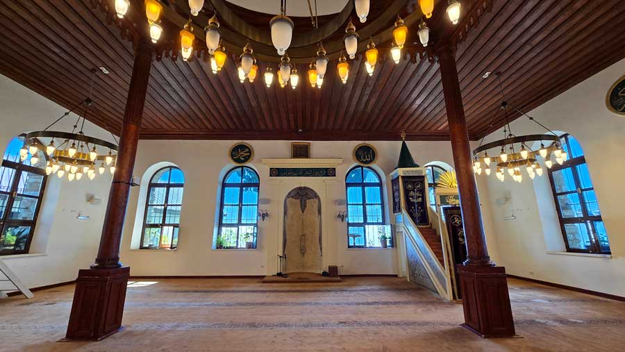 Orhan Camii iç mekanı, mihrap ve minber- Orhan Mosque interior, mihrab and minbar
