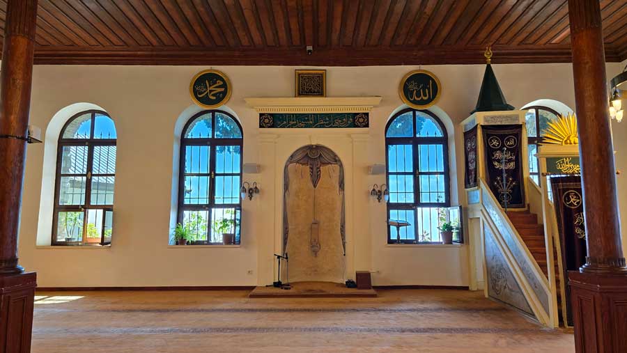 Orhan Camii mihrap ve minberi - Orhan Mosque mihrab and minbar