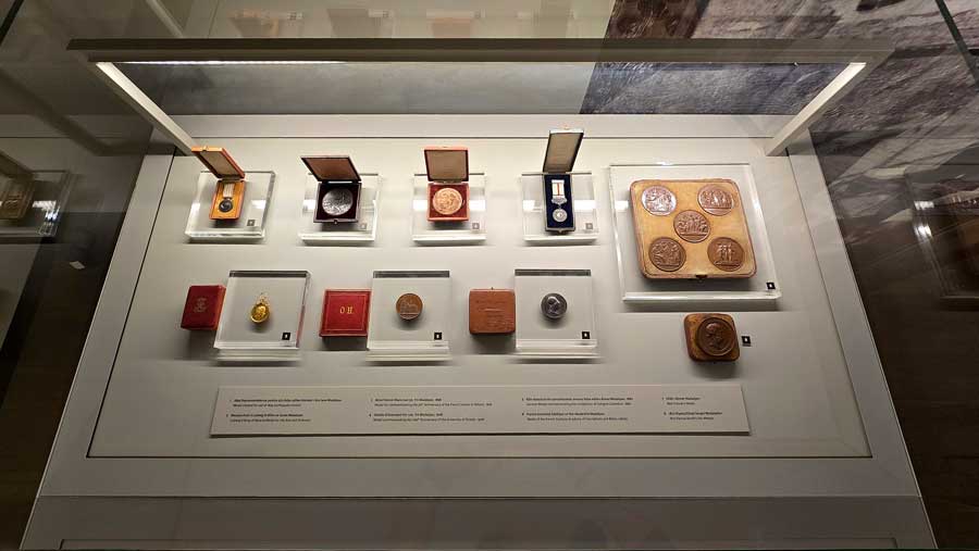 İstanbul Resim ve Heykel Müzesi Osman Hamdi Beye verilen madalyalar ve nişanlar - Istanbul Painting and Sculpture Museum, Medals and decorations given to Osman Hamdi Bey