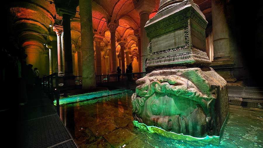 Yerebatan Medusa başı sütun kaidesi - Basilica Cistern Medusa head column base