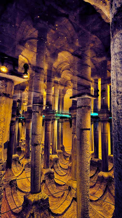 Yerebatan Sarnıcı sütunları ve sütun başlıkları Yerebatan Sarnıcı sütunların yansıması - Reflection of the Basilica Cistern columns