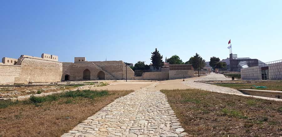 Seddülbahir Kalesi fotoğrafları Üst Avlu Kuzey Doğu Duvar ve Bab-ı Kebir Restorasyon Sonrası - Seddülbahir Fortress Upper Courtyard North East Wall & Main Gate after Restoration