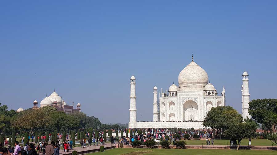 Tac Mahal sit alanı ve ziyaretçileri - Taj Mahal site and visitors