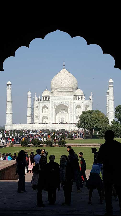 Tac Mahal, ünlü türbe yapısı ve minareleri - Famous Mausoleum of Taj Mahal and its minarets