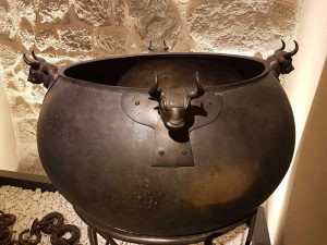 Anadolu Medeniyetleri müzesi Urartu üç ayak üzerinde kazan M.Ö. 800-700 - Anatolian Civilizations Museum Urartu Cauldron on tripod with bull-head handle 800-700 B.C.