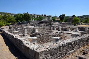 Apollon Smintheion kutsal alanı önde Spor Oyunları ve Yazıtlar Salonu arkada Gülpınar - Apollo Smintheus Sanctuary in the font Sport Games and the Hall of Inscriptions, in the back