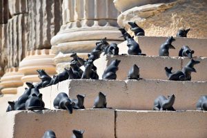 Apollon Smintheus tapınağı 73 adet fare heykeli - seventy-three mouse statues in Apollo Smintheus temple
