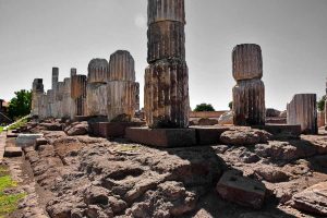 Apollon Smintheus tapınağı sütunları ve özgün basamakları - The columns and original steps of Apollo Smintheus temple