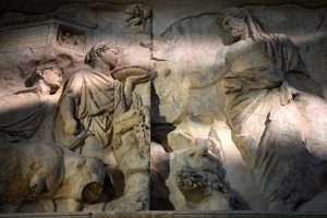 Ara Pacis Müzesi sunaktaki kurban rölyefleri - Ara Pacis Museum Sacrifice panel on the altar