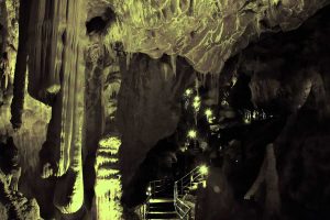 Ballıca mağarası Yeni Salon içinde soğan sarkıtlar ve pırasa şeklinde oluşumlar - Onion stalactites and leek formations in the Ballıca cave New Hall