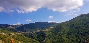 Ballıca mağarası diğer ismiyle İndere mağarası yolu, Deveci Dağları Ballıca tepeleri - Ballıca cave, also known as İndere cave, Deveci mountains Tokat