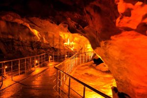 Ballıca mağarası salonlar arası yürüme yolu - Ballıca cave walkway between the halls