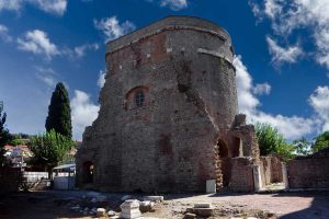 Bergama Kızıl Avlu Kuzey Kule veya Kurtuluş Camii - Bergama Red Basilica North Tower or Kurtuluş Mosque