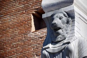 Serapis Tapınağı Bergama Kızıl Avlu Mısır tanrıçası aslan başlı Sekhmet heykeli - Lion-headed statue of the Egyptian goddess Sekhmet in the Red Basilica of Bergama