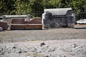 Bergama Kızıl Avlu Roma dönemi lahit taş işçilikleri - Roman period sarchophagi stonework in the Red Basilica of Bergama