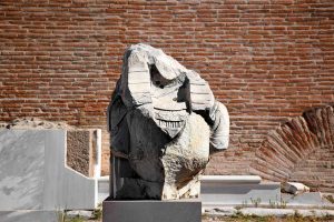 Serapis Tapınağı Bergama Kızıl Avlu heykel parçası - Red Basilica sculpture fragment