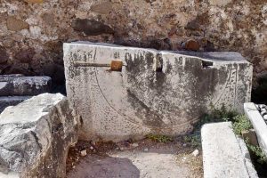 Kızıl Avlu veya Serapis Tapınağı sütun kaidesi mermer işçiliği - Marble column base of the Red Basilica of Bergama or the Temple of Serapis