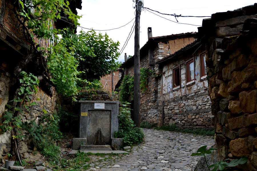 Cumalıkızık fotoğrafları tarihi Osmanlı köyü sokakları ve taş evleri - Street of historical Cumalikizik Village