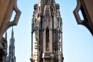 Duomo katedrali çatı heykeli detayı - details of the roof pinnacle sculpture of the Duomo di Milano