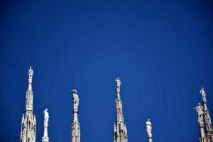 Duomo katedrali çatı heykelleri - Duomo catheadral of Milan various pinnacle statues and sculptures on roof (Duomo di Milano)