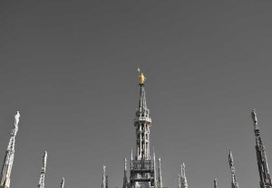 Duomo katedrali çatısı Madonna heykeli - Duomo cathedral of Milan Madonnina pinnacle sculpture