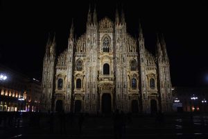 Duomo katedrali cephesi gece görüntüsü - Duomo cathedral of Milan night view of the facade