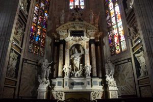 Duomo katedrali içi - interior of Duomo cathedral of Milan (Duomo di Milano)