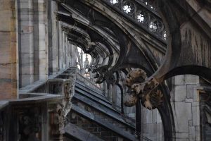 Duomo katedrali uçan payanda ve taş işçilikleri - Duomo di Milano flying buttress and carved stonework ornaments on the roof