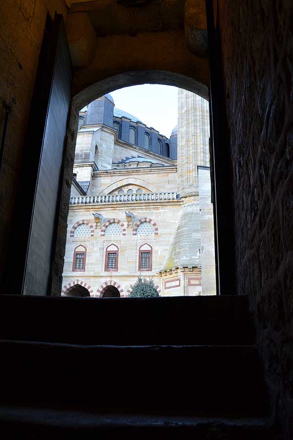 Selimiye Camii bedesteni üst çıkışı - Edirne Selimiye Mosque courtyard from the covered bazaar exit