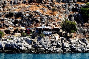 Fethiye Karina turu güzergahı fotoğrafları Kelebekler vadisinde rock - Fethiye Karina route photos rock bar on butterfly valley beach Oludeniz