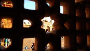 Fetihpur Sikri Salim Çeşti Türbesi içindeki Jali panodan Bülend Dervaze - Buland Darwaze from the interior jali screens of Tomb of Salim Chishti Fatehpur Sikri