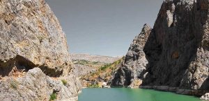Fırat Nehri ve solda Kemaliye Karanlık Kanyon veya Kemaliyeliler Taşyolu - Euphrates River and on the left Kemaliye Dark Canyon or Kemaliyeliler Taşyolu