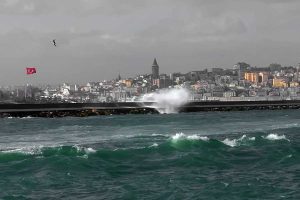 Galata Kulesi ve Haydarpaşa Limanı dalgakıranı - Galata Tower and Haydarpasa Port breakwater