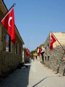 Gelibolu Dupnisa turu güzergahı Bigalı Köyü'nün sokaklarında kırmızı beyazdık - Gallipoli Dupnisa route red and white Bigalı streets