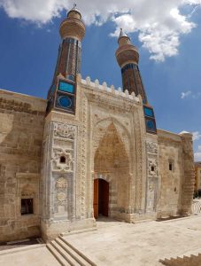 Gök Medrese Anadolu Selçuklu mimarisi çifte minaresi ve Taç Kapı fotoğrafları