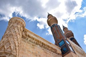 Gök Medrese minareleri ve dairesel köşe payanda fotoğrafları