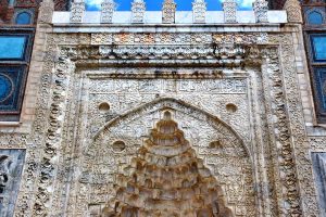 Gök Medrese veya Sahibiye Medresesi kapısı üzerindeki taş bezeme işçiliği