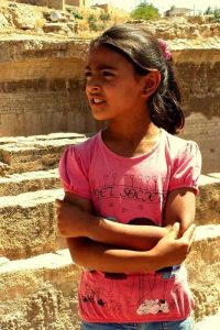 Güneydoğu Anadolu turu güzergahı Dara'da bize rehberlik eden Zeynep gururlu ve kendinden emin - Zeynep who guided us in Dara ancient city, is self-confident and proud
