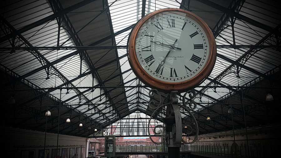 İngiltere güzergahı Londra'yı keşfe hazırız saatleri ayarlayalım Earls Court istasyonu Londra - England route we are ready to discover london.