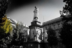 İtalya Milano Vittorio Emanuele II Çarşısı girişi Leonardo da Vinci heykeli