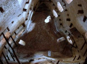 Gelibolu Dupnisa turu güzergahı Kilitbahir kalesinin yonca biçiminde inşa edilmiş kulesinin tam altında (restorasyon öncesi) - Gallipoli Dupnisa route under the clover shaped tower of kilitbahir fortress