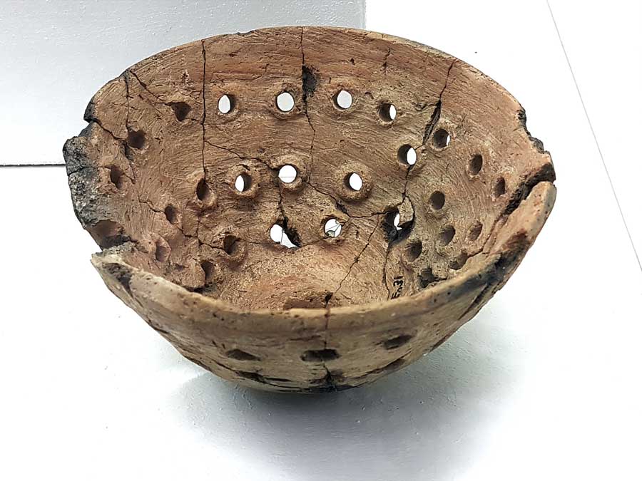 Konya Arkeoloji Müzesi fotoğrafları Çatalhöyük buluntuları salonu pişmiş toprak kevgir - Konya Archaeological Museum Çatalhöyük Artifacts terracotta colander