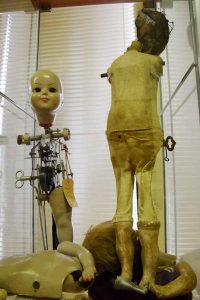 Lizbon Oyuncak Bebek Hastanesi ve müzesi dünyanın ilk kurmalı bebeği - Lisbon The Doll Hospital and museum first mechanical doll (Hospital de Bonecas)